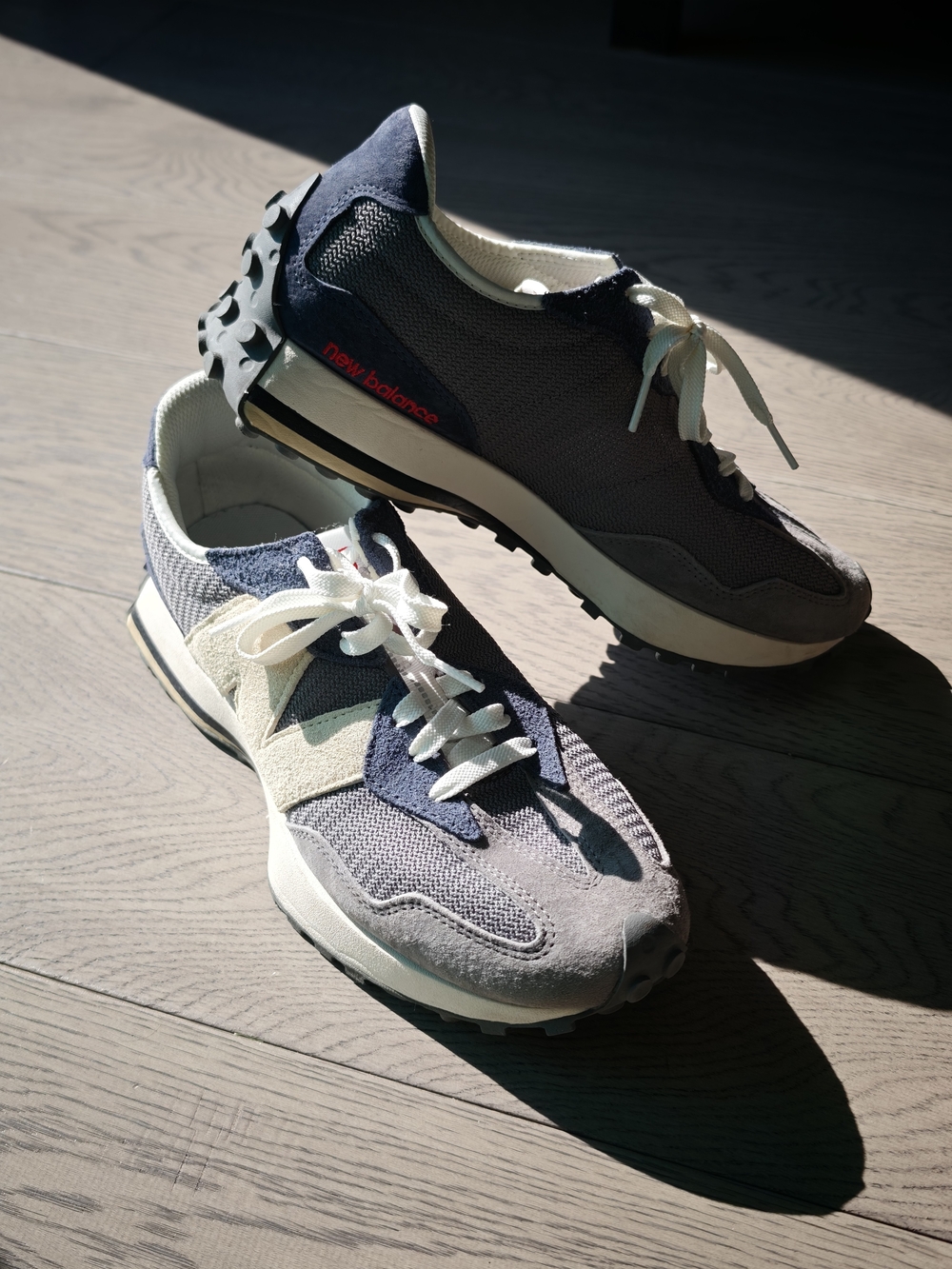 New Balance 327 Men’s Grey & Navy Retro Runner Sneakers